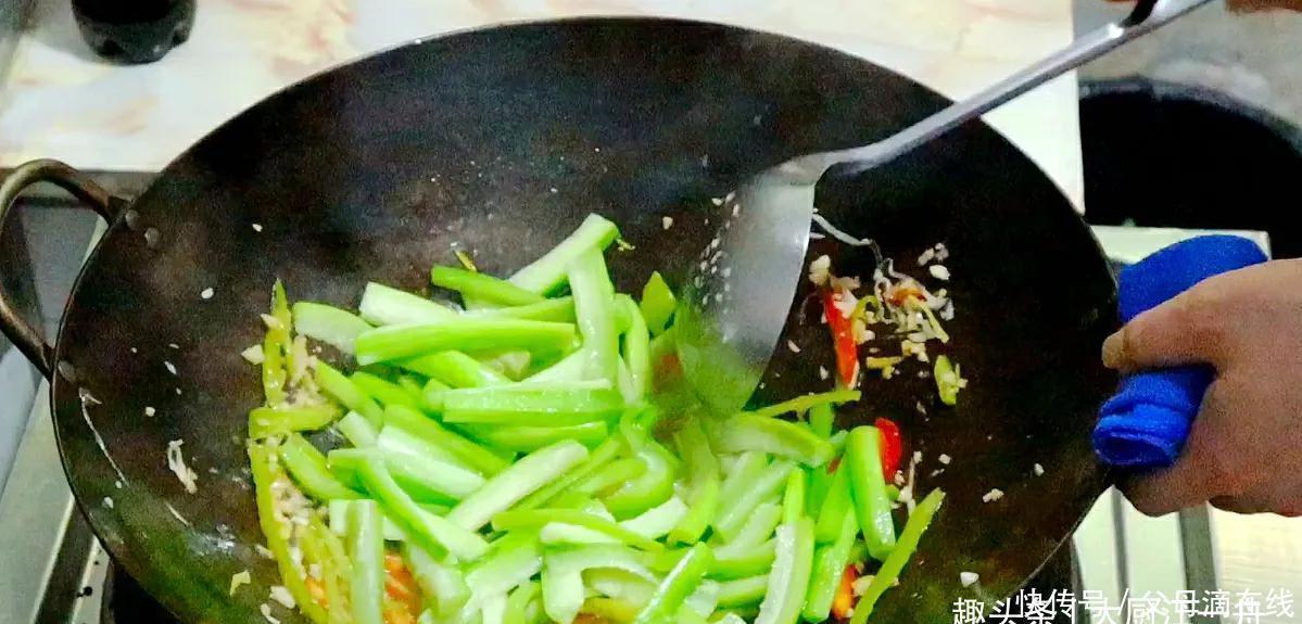 炒丝瓜时，最忌直接放油，教你饭店做法，丝瓜翠绿不出水不发黑