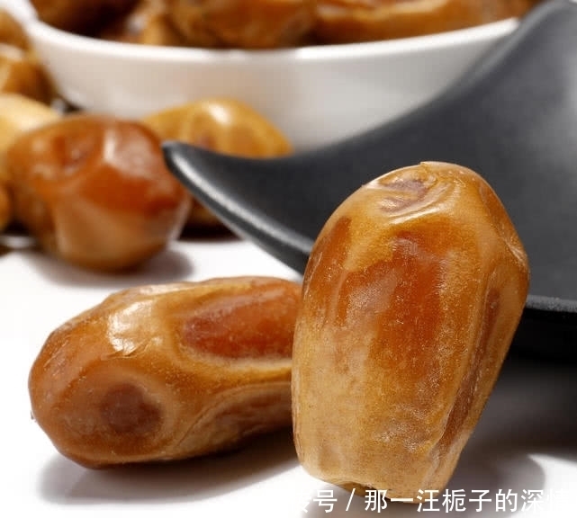 不管抽不抽烟，男人一旦上年纪，要常吃这类食物，腰腿有劲不显老