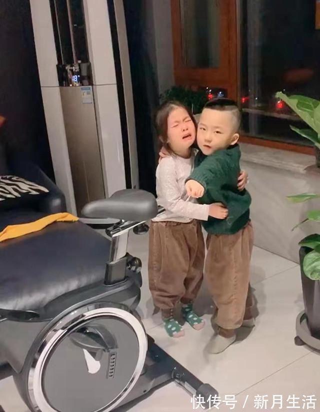 暖心|妹妹被妈妈教训,哥哥实力“护妹”,网友:有一个暖心的哥哥真好