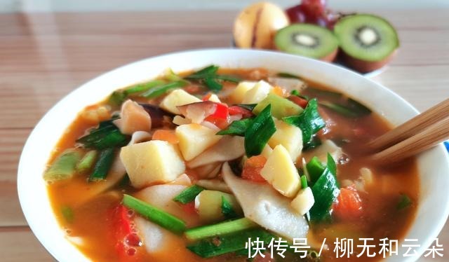 北方人离不开面食,天冷更想吃面食,就爱喝这口鲜香的热汤!