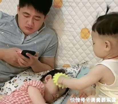 眼神|奶爸“重女轻男”走红,实力演绎儿子和女儿的区别,眼神太犀利!