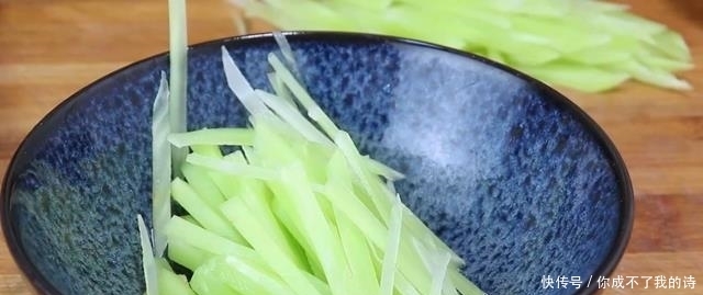 莴笋最好吃做法,加2个鸡蛋,我家一周做5次,下酒下饭,香