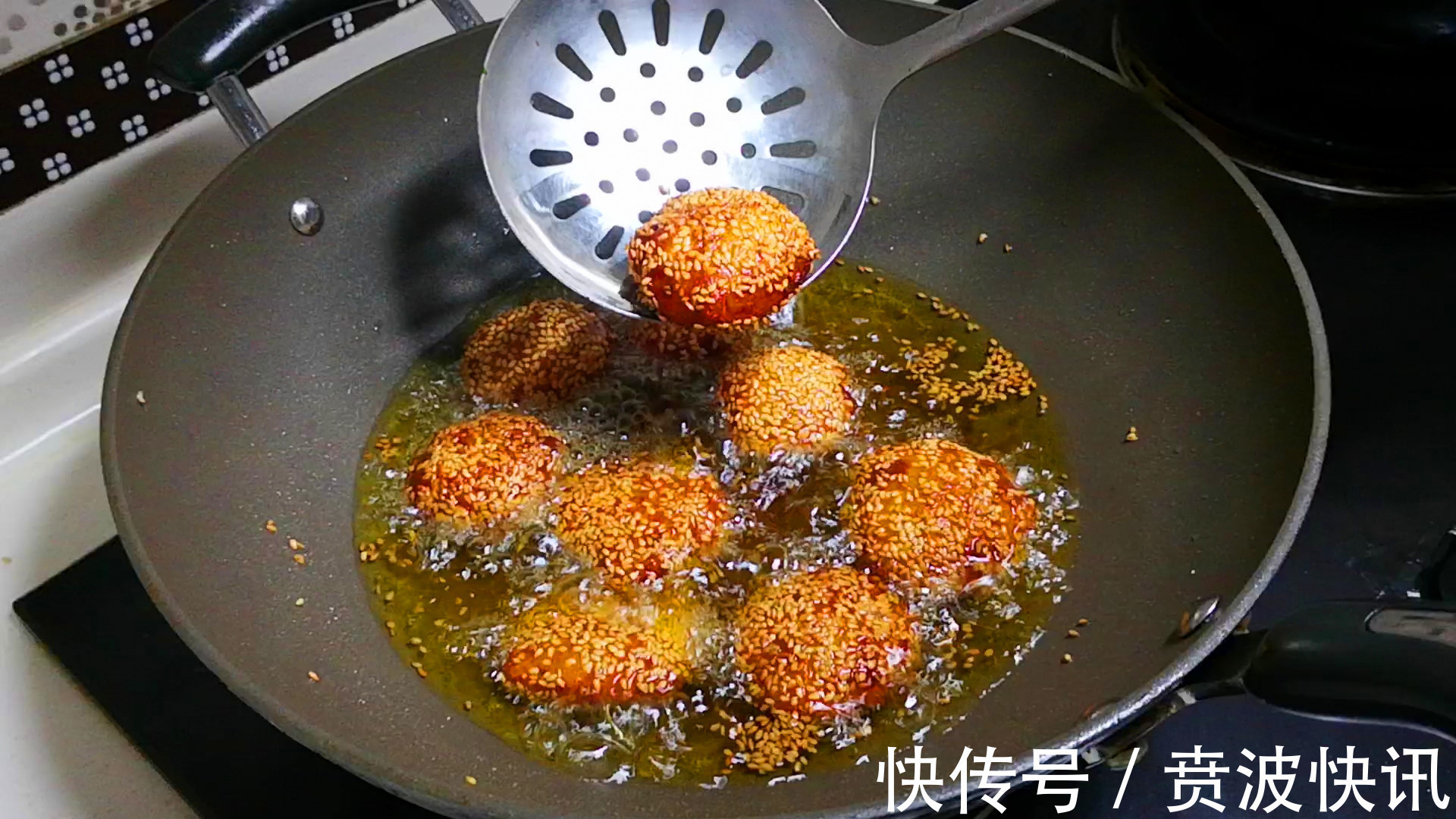 红薯片|天冷了多吃红薯,教你做红薯饼,不加面粉不加水,外酥里软鼓大泡