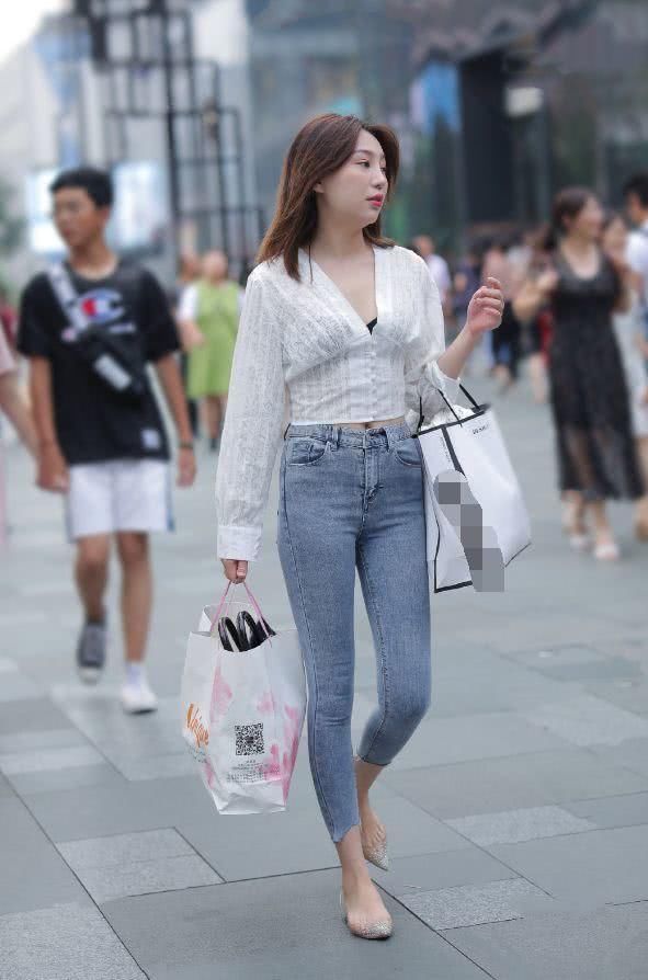 街拍美女长裤搭配短款衬衫,学气质小姐姐搭配非凡魅力