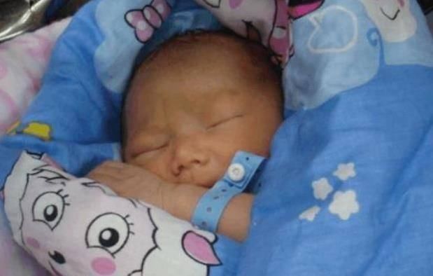 喝水|新生儿第一口,应该是先喝水,还是吃母乳?这一点对宝宝很关键!