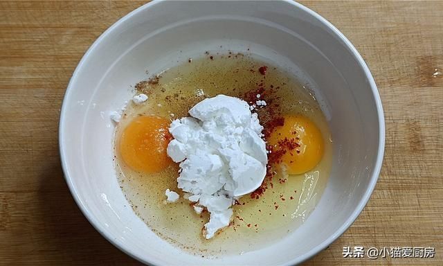 过节我家常吃椒盐杏鲍菇，5块钱做一盘，简单一炸，嚼着比肉香