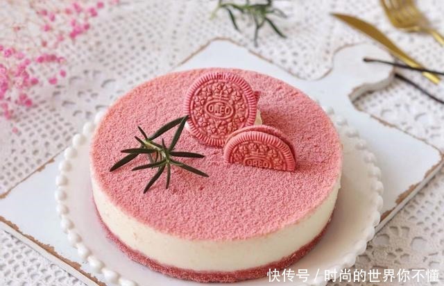 这蛋糕用酸奶和牛奶就能做,免蒸烤,入口即化,好吃不上火