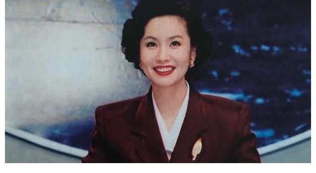 央视新闻主播徐俐宣布退休,晒九宫格美照掀回忆杀,观众直呼不舍