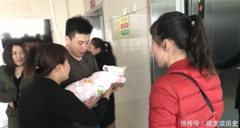 宝妈|新生儿出生后,第一个抱的人很重要?并非迷信,而是有科学说法