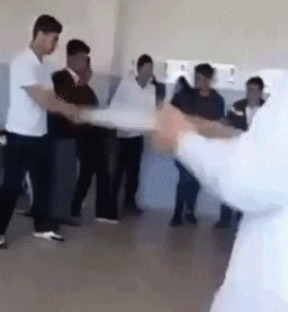 |搞笑GIF：人生难免磕磕碰碰，尤其是过河的时候