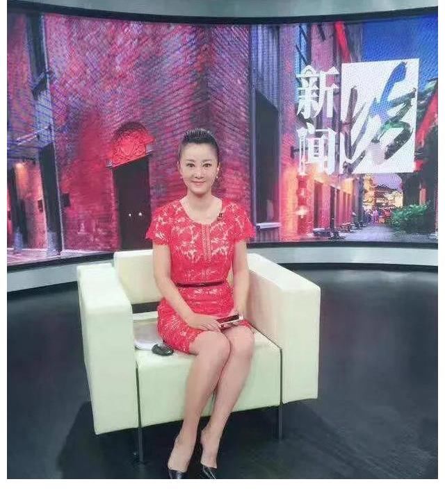 新聞坊現(xiàn)任主持各個不凡，黃浩幽默、舒怡氣質、施琰感性