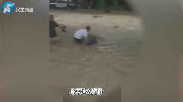 急流|“那儿有一个人！”冲入急流救人后他默默离开，竟被网友发现……