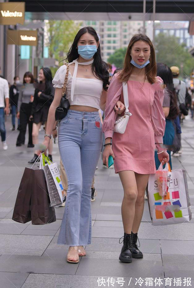 针织裙 简约又气质的针织裙,穿起来显得非常漂亮,瞬间提升时尚感