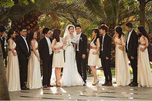 伴娘团 “最霸气新娘”婚礼现场,看到伴娘手上的证书后,网友:自求多福