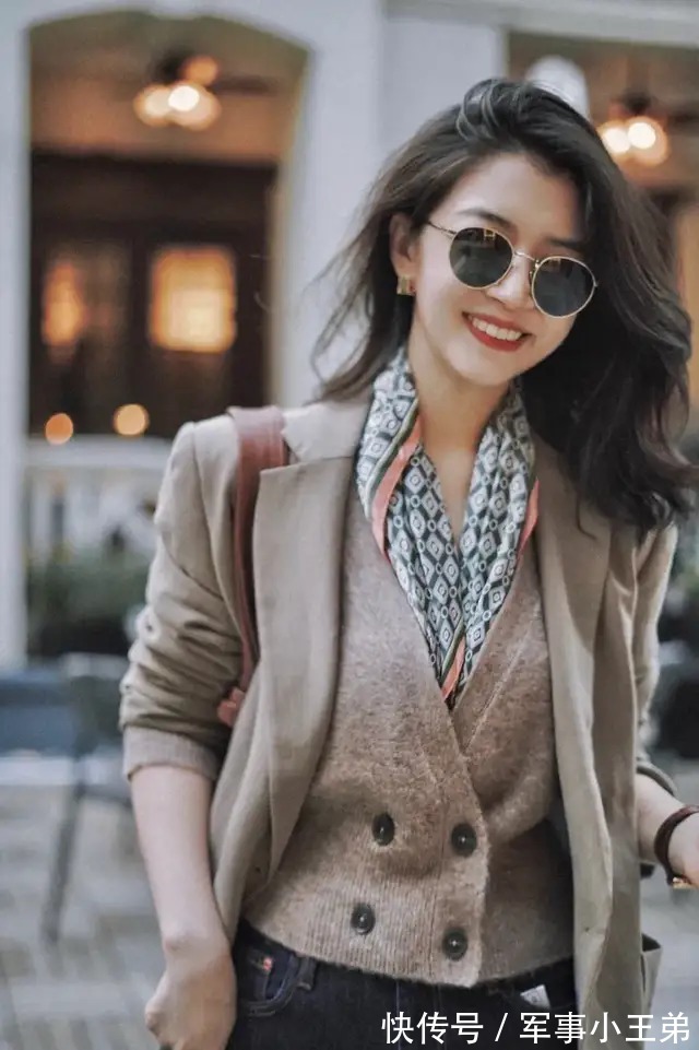 优雅 真正有品位的女人,都喜欢把丝巾作为穿搭的重点,优雅又高级