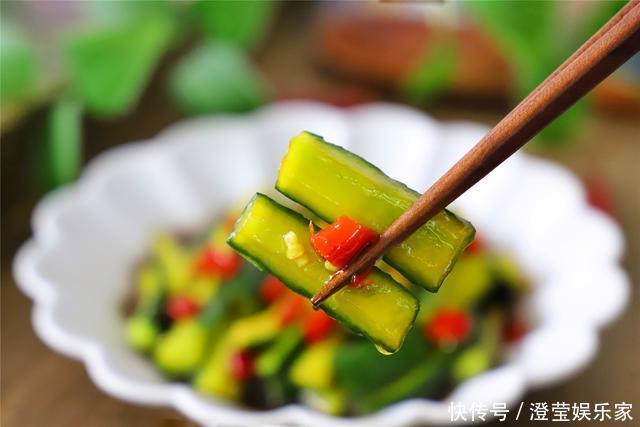 凉拌黄瓜,先放盐就错了,老妈用了40年的方法,清脆爽口嘎嘣脆
