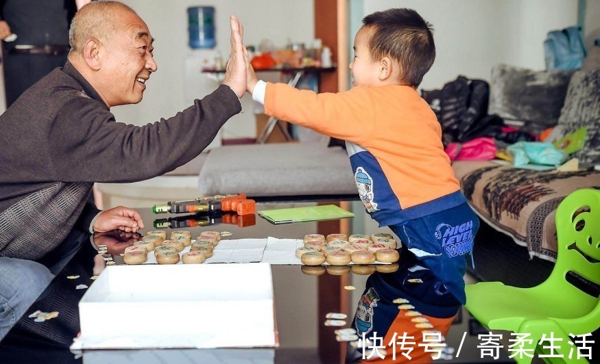 隔辈亲|姥爷凝视小外孙半小时,目光慈爱又温柔,却换来了一个“大白眼”