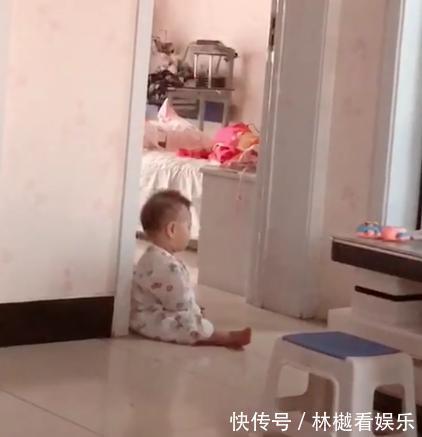 小宝|弟弟午睡醒来后,坐在姐姐房间门口等姐姐睡醒,画面太有爱了