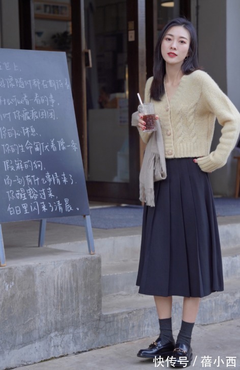 乐福鞋 终于明白“奶奶衫”为什么是2022最火单品,简约耐看还显瘦,超美