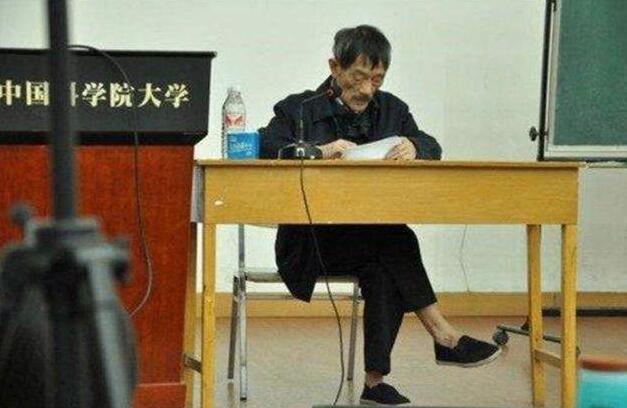 奥赛&北大数学大神韦东奕,青橙大赛答辩因两字闹笑话,网友:不拘小节