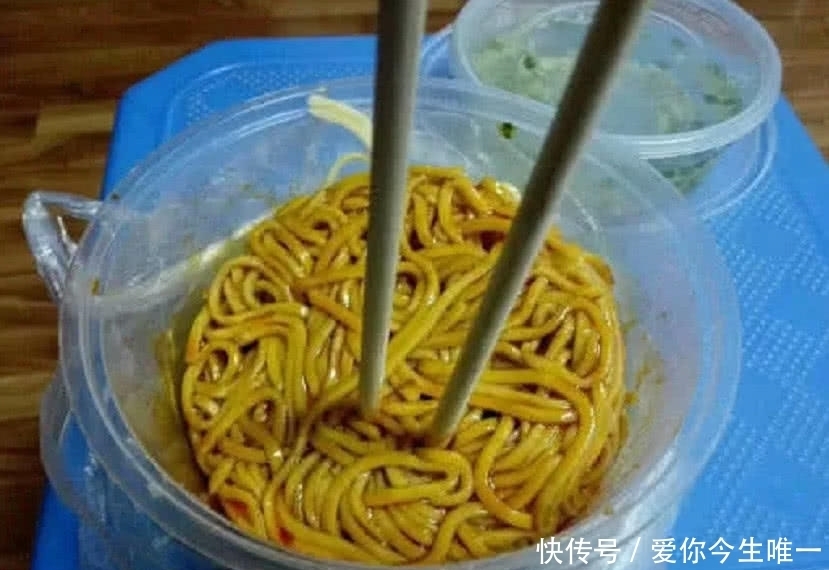 小刘|小伙叫外卖吃,刚打开外卖包装,直接给商家差评