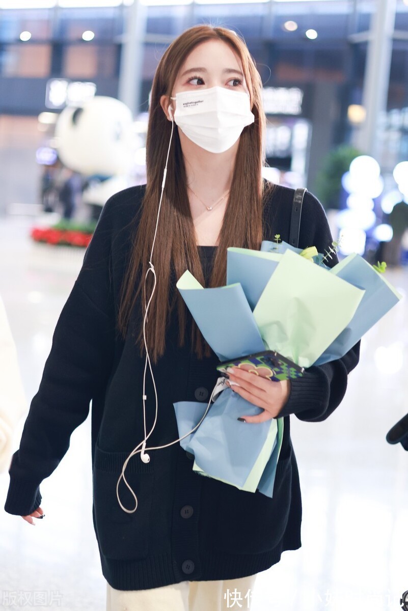 针织开衫|张紫宁穿黑色针织开衫搭配米色休闲裤,脚踩运动鞋纯净温柔