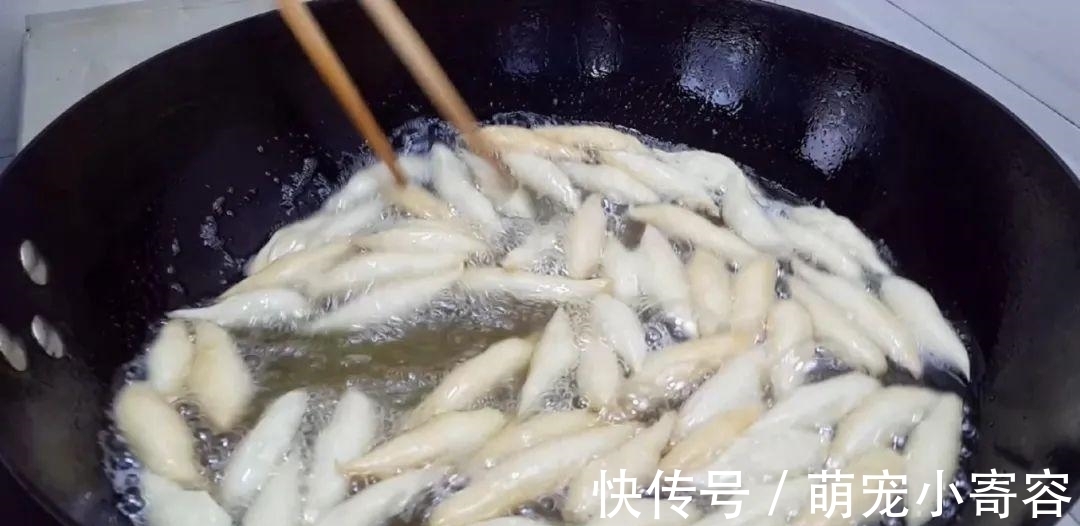 麻花|面粉别炸油条了，撒2把芝麻，外皮焦脆又香甜，比油条麻花好吃