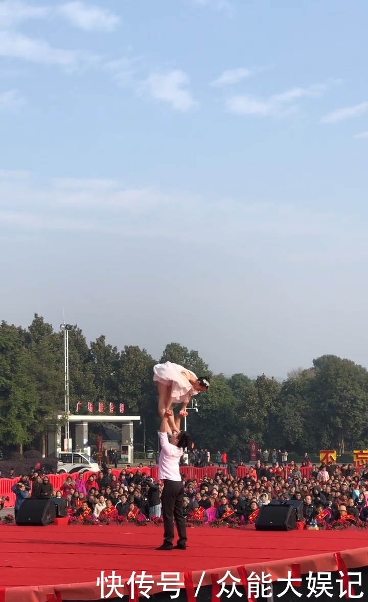 女子|女子表演倾斜75度险摔台下,观众连手为她筑成“人肉垫”