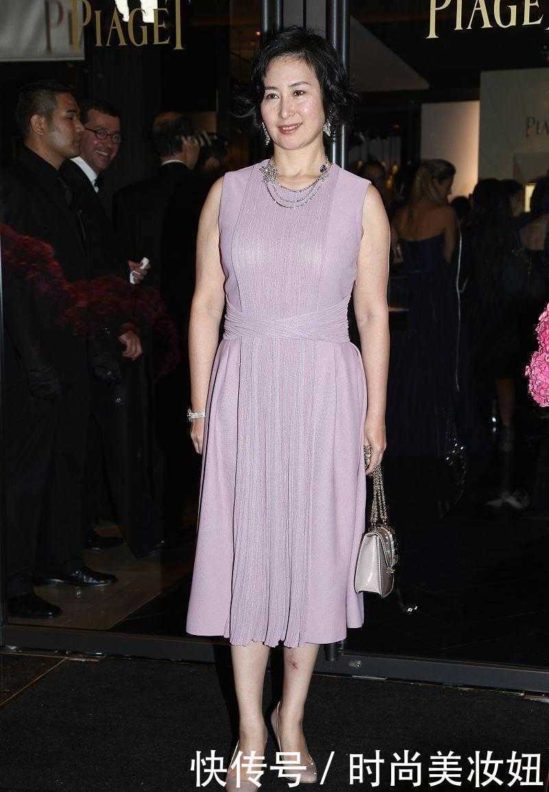 穿搭|何超琼到底是大户人家,穿淡紫色连衣裙高贵优雅,这气质绝了