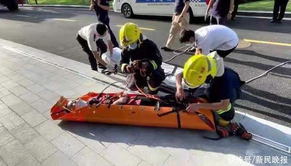 救援人员|惊险！一名男子不慎踏空意外坠落 消防紧急救援