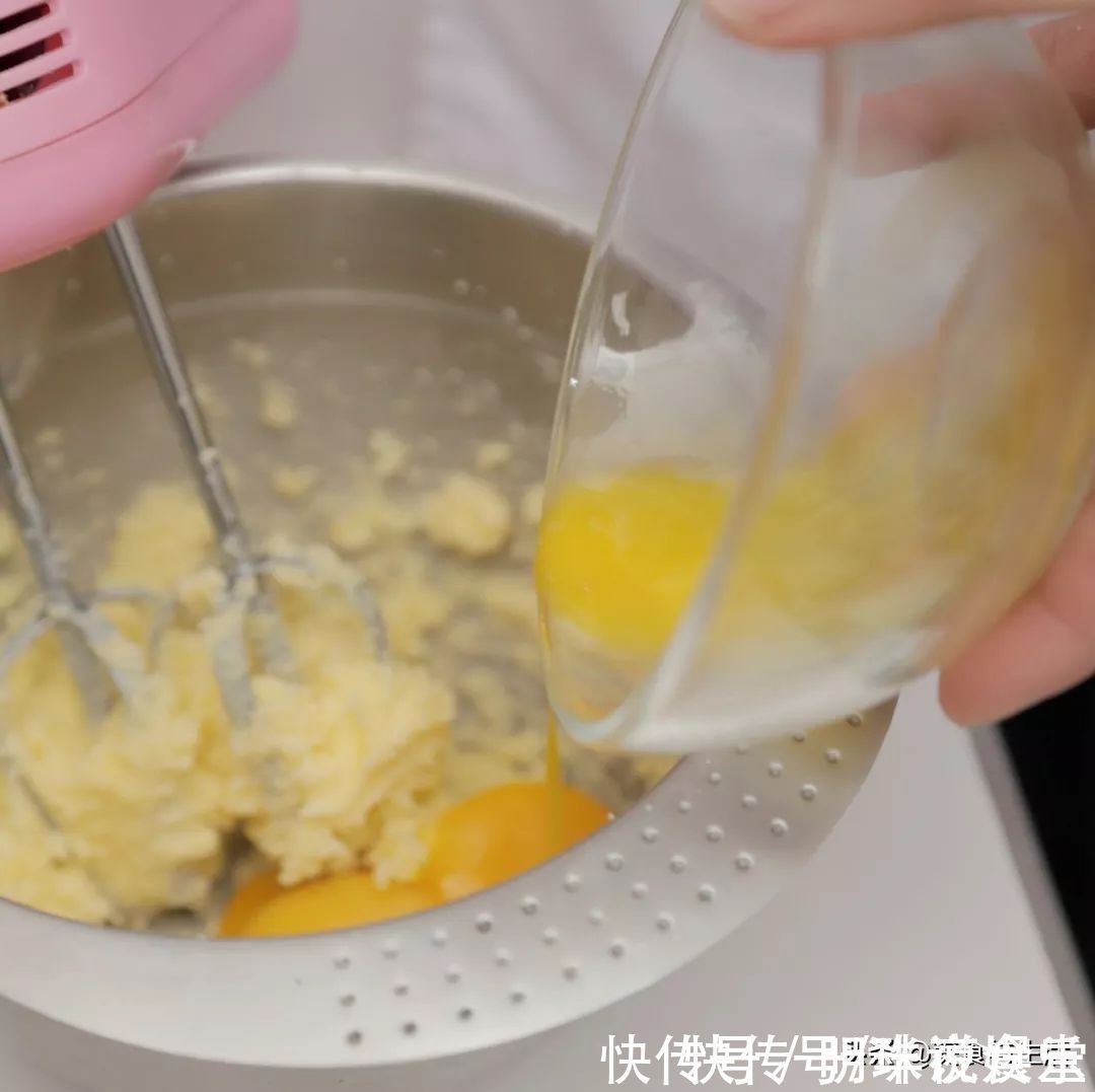 抹茶|夏日的时光做份抹茶玛芬蛋糕,在家就能轻松搞定,一次吃个够