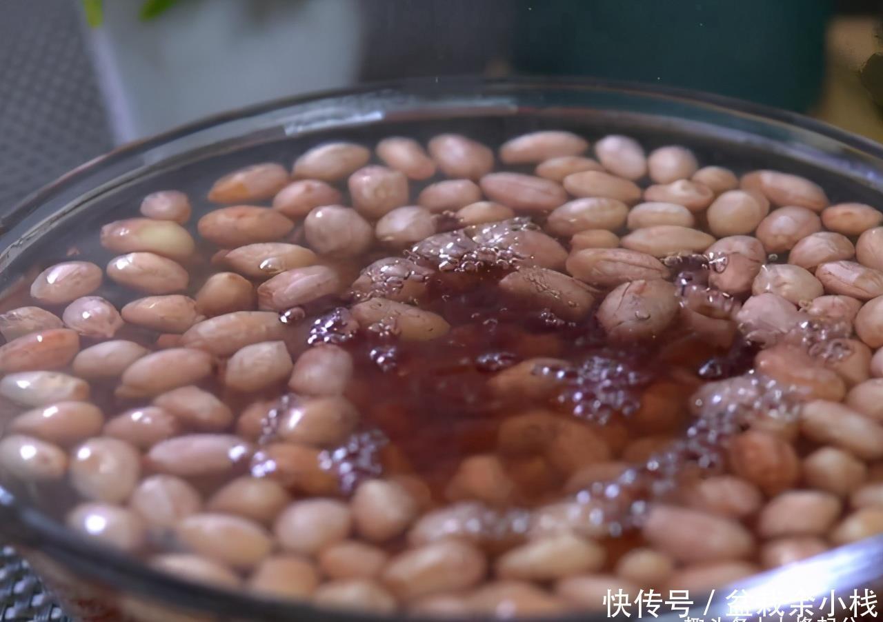  生米表面|在家自制盐焗花生米，外皮一搓就掉，干香酥脆，比油炸花生米好吃