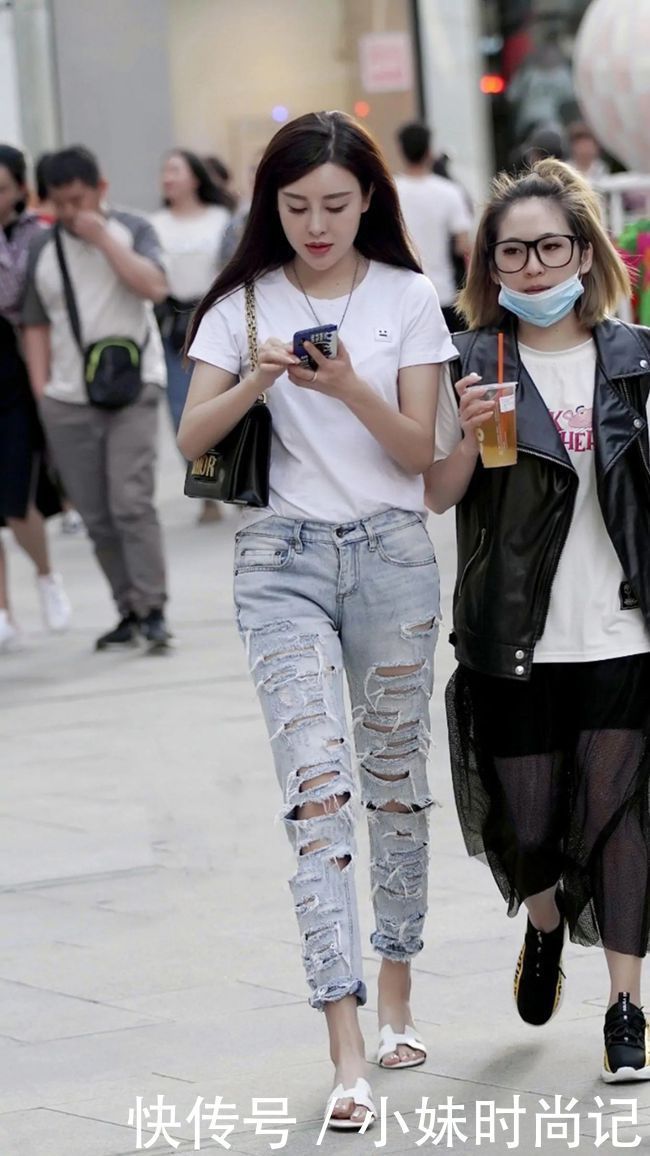 白色体恤+另类破腿牛仔裤,显高显瘦,个性十足!