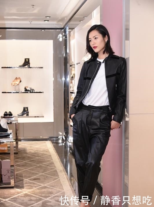 时髦|刘雯惊艳了!无眉妆配喷绘大衣也不丑,见到过的最高级的另类时髦