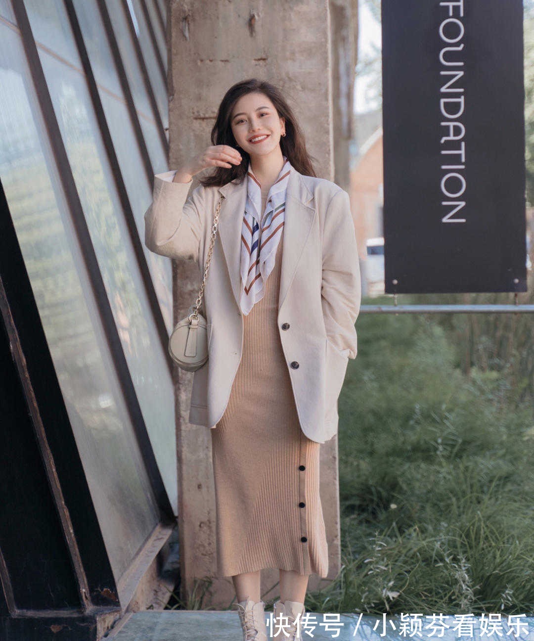 穿搭 女生秋冬穿风衣时,不管高矮,搭配这5双鞋子,照着穿都很高级