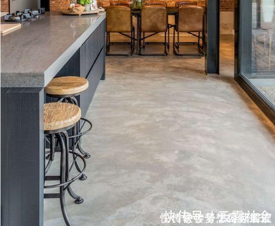 美观|越来越多人地面不铺瓷砖地板，浪费钱！现在潮流这种，实用又美观