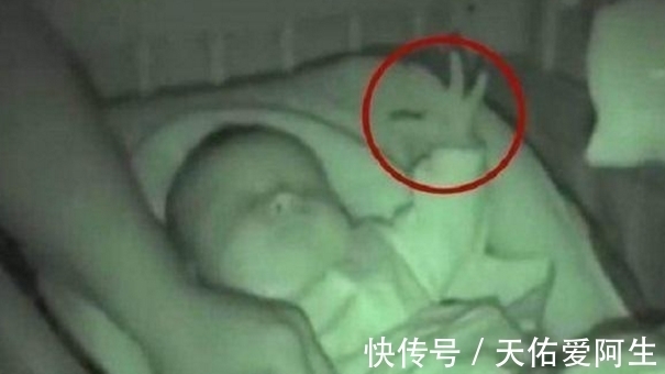 宝宝|女子给宝宝盖被子,看到孩子的2个动作,医生解释完,她瘫在地上
