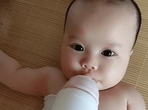 袜子|“爸爸带娃,只要活着就好”,奶爸臭袜子用处多,花式喂娃火了