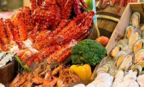 去吃自助餐,服务员常把“3种”食物放“角落”,聪明人会去拿