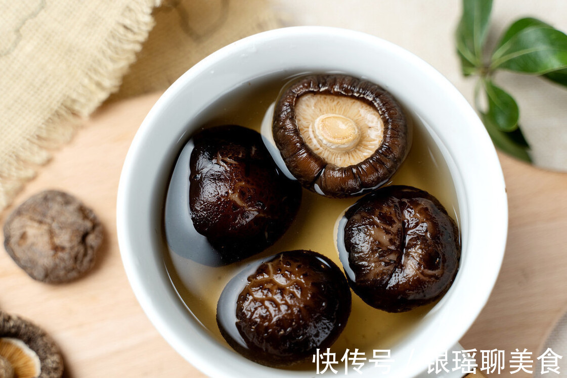 凉水|泡发干香菇，用凉水还是热水教你一招，泡发速度快，营养不流失