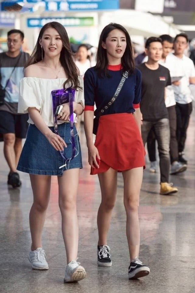 街拍：清新清秀的时尚美女，蓝色的休闲装搭配很显拉风帅气