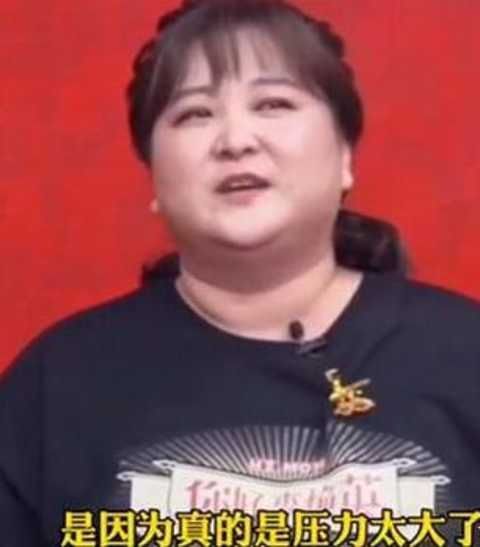 39岁贾玲再次胖出天际,脖子三层肉,长裙遮不住粗腿,担心她的健康