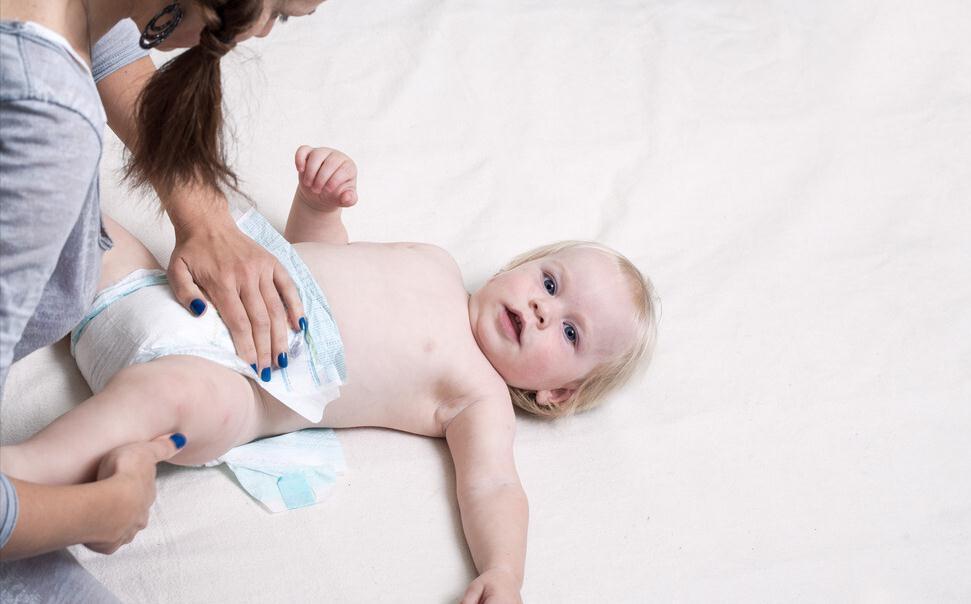 红屁屁|婴儿拉完臭臭后,用水洗还是用湿巾擦?踩过坑的妈妈才知道的做法