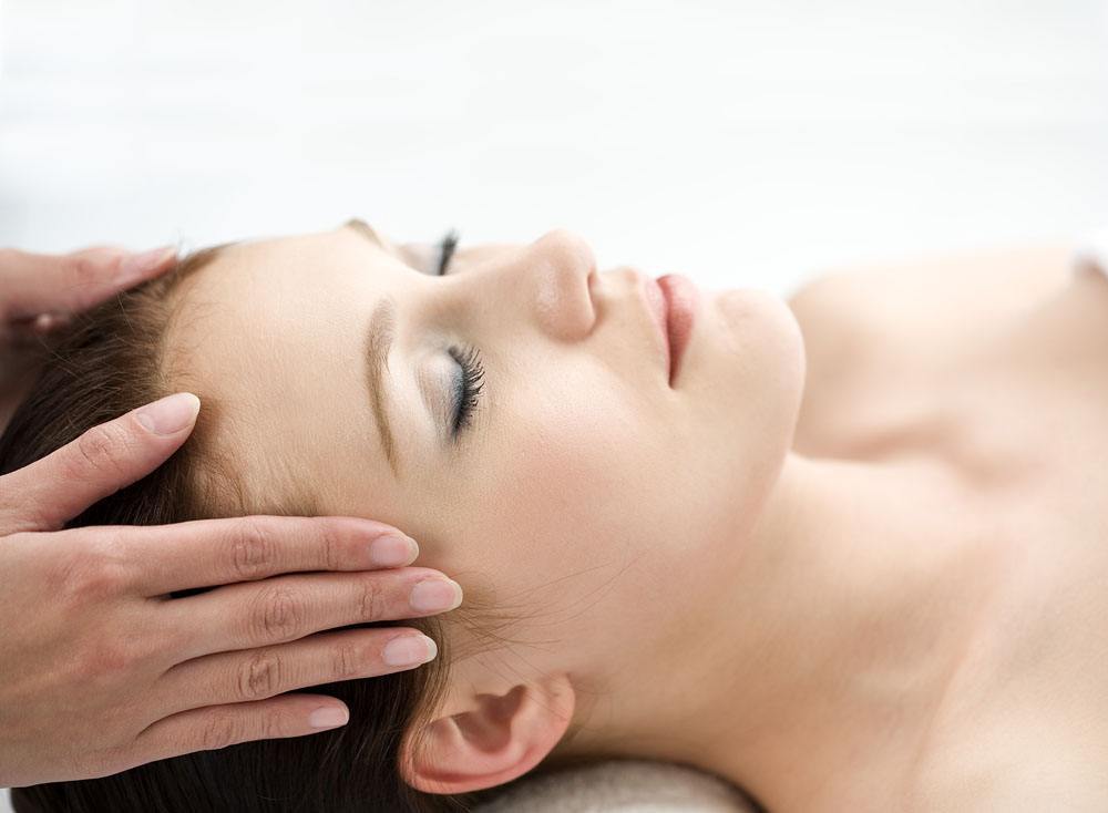 白发|头部藏着1个“黑发穴”,每天按1次,白发变黑发,60岁还像40岁