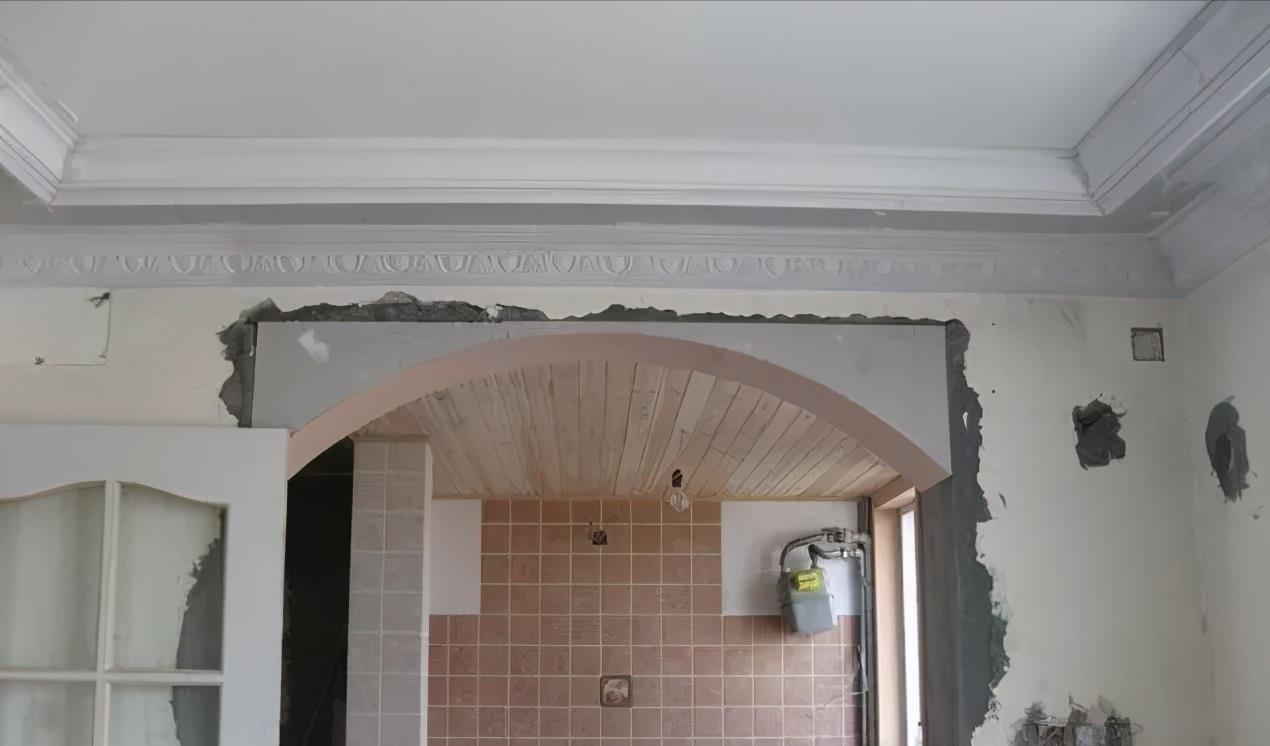 有钱人|新房装修别再做吊顶了，有钱人都用石膏线绕两圈，好看又省钱！