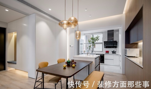 客厅|138平现代风四居室,蓝白天空挂画简约美观,是女主人的细腻之作
