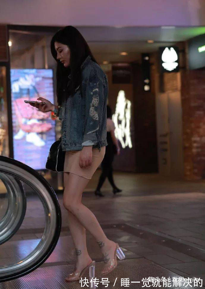 女神|美女脚上搭配一双尖头的白色高跟鞋,走起路来的姿态犹如女神一般