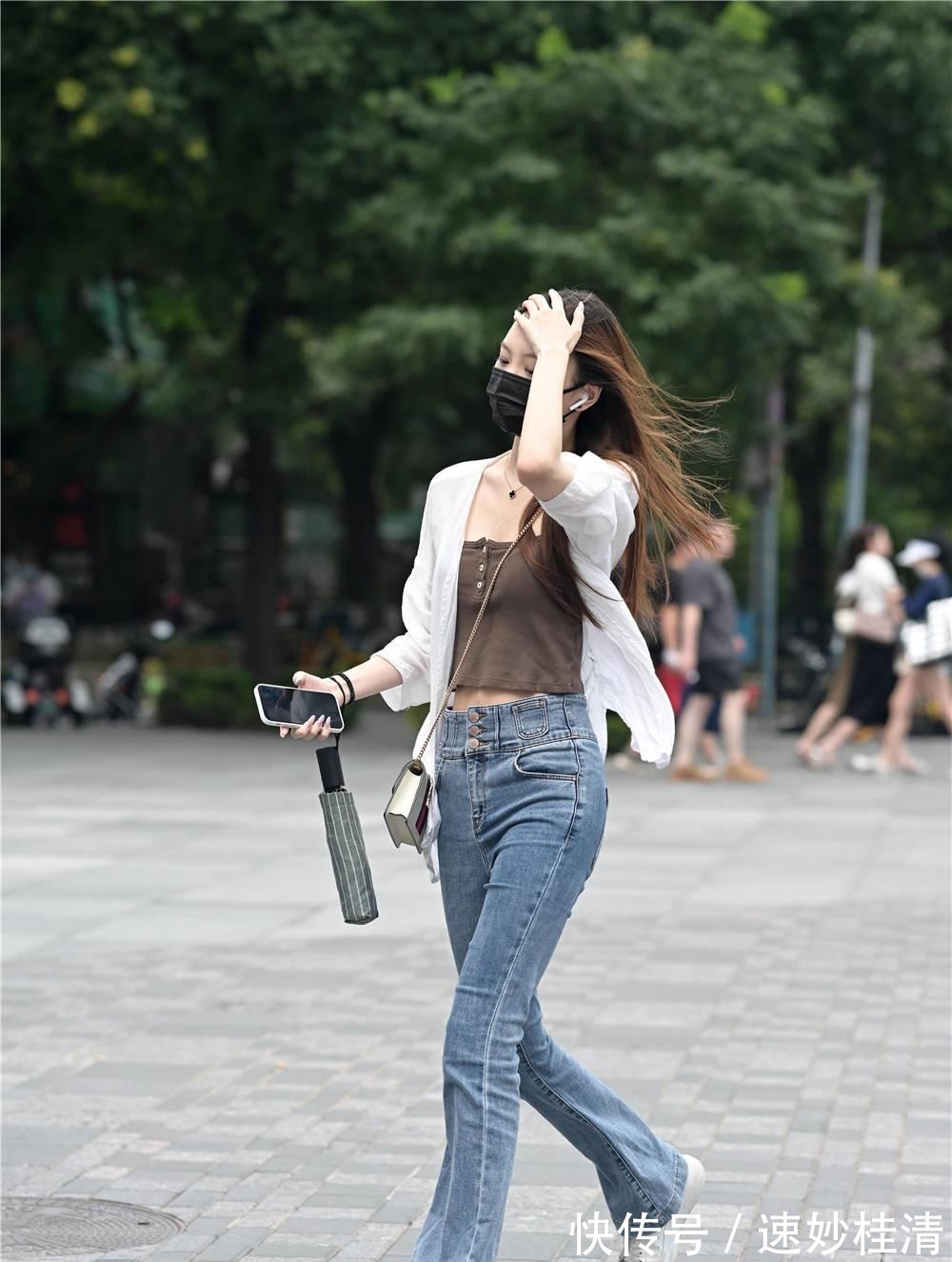 美女|夏季选择牛仔裤,怎么搭配出独特个性,每个姑娘的想法都不一样