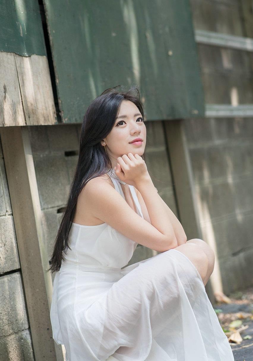 礼服|小姐姐穿的白色连衣裙,可以作为聚会时的礼服穿着,温婉又大气