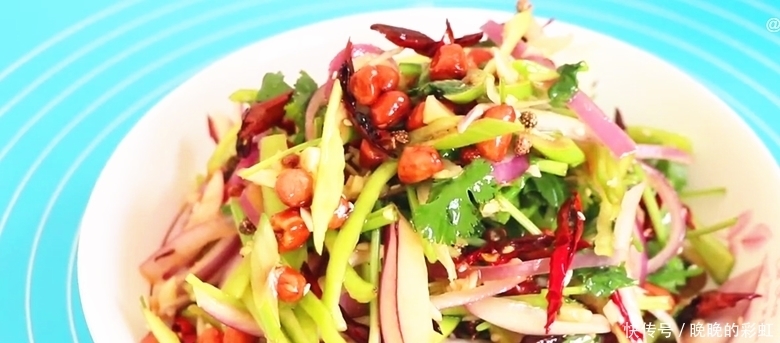 老虎菜怎么做才好吃,原来是有技巧的,看饭店大厨是怎么做的